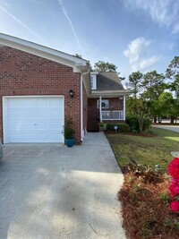Building Photo - Introducing a stunning townhouse in the de...