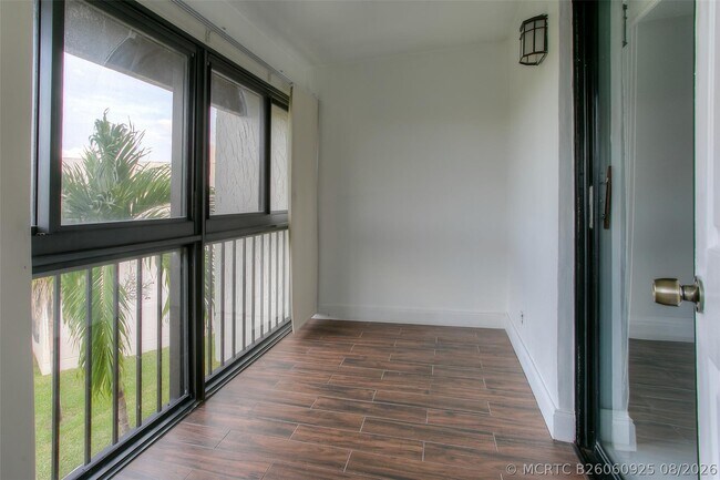 Building Photo - 303 Racquet Club Rd