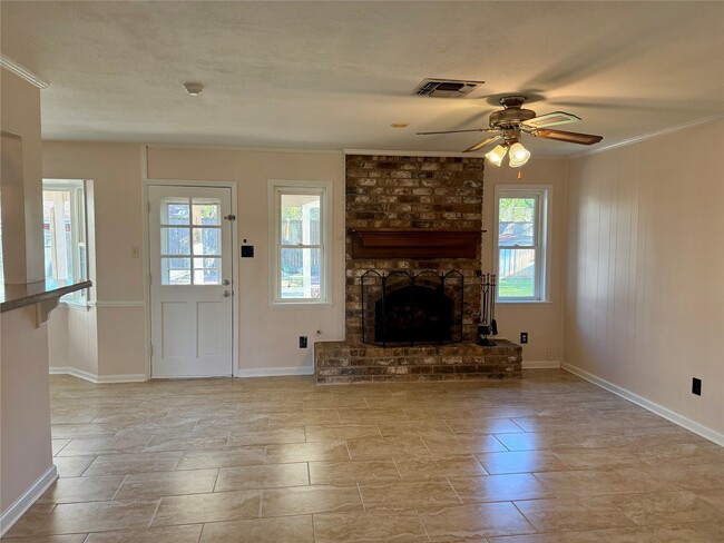Building Photo - 1109 Sally Anne Dr