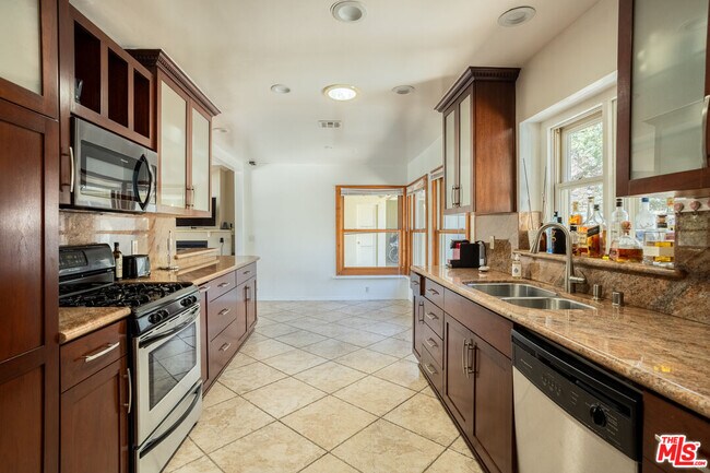 Building Photo - 19439 Oxnard St