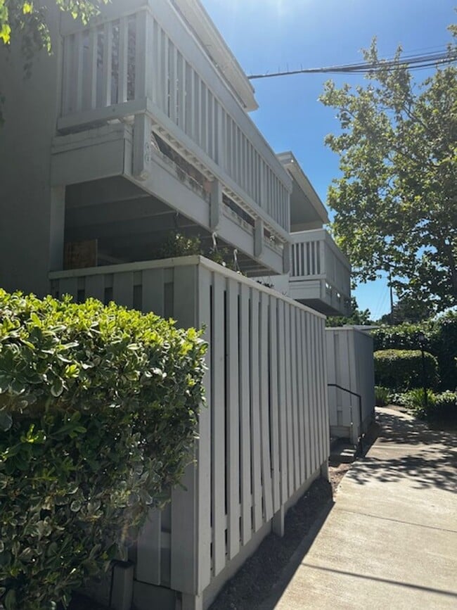 Building Photo - 2 bedroom & 1 bath condo in a parklike set...