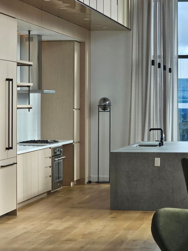 Building Photo - Luxurious High Rise Living in Convenient Downtown Bellevue