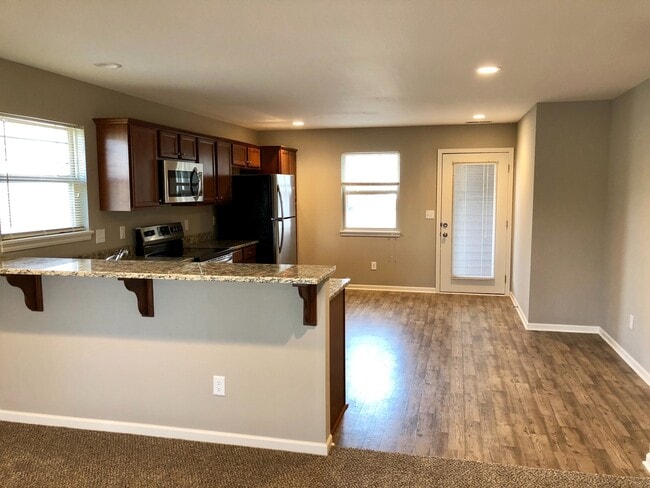 Building Photo - Newer 2 Bed 2 Car Single Level Attached Vi...