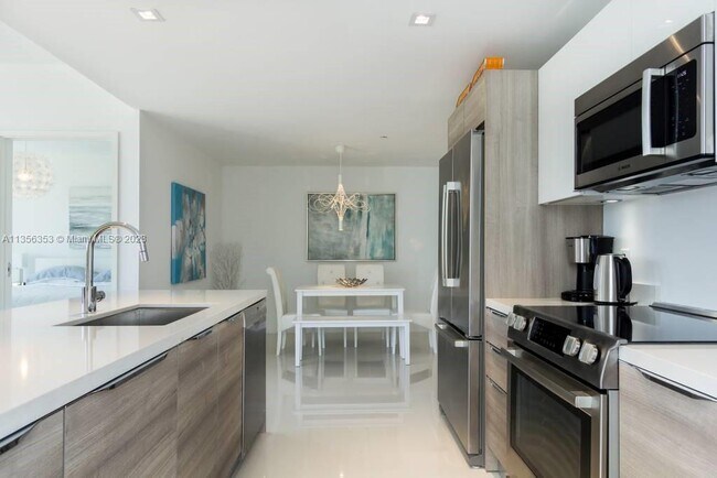 Building Photo - 9940 W Bay Harbor Dr