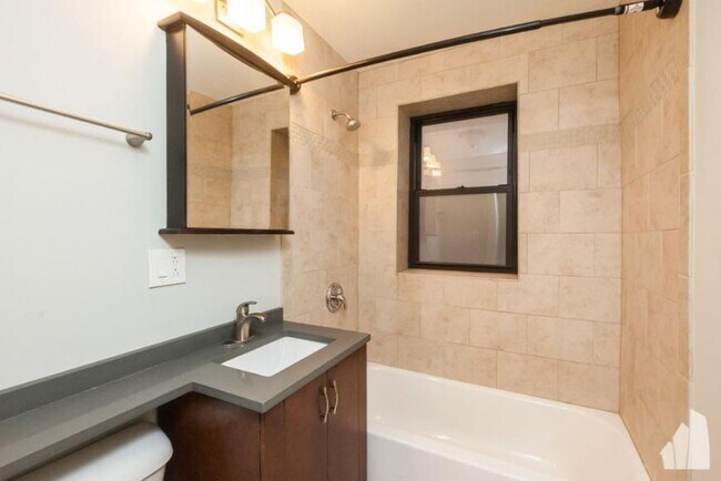 Building Photo - 2 bedroom in Chicago IL 60657
