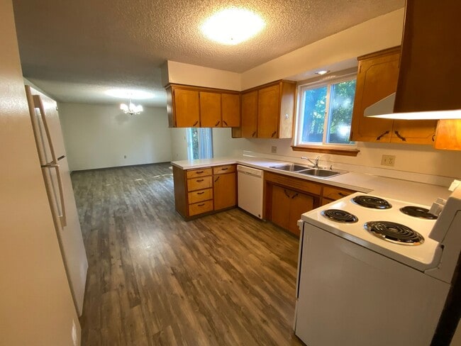 Building Photo - Spacious 3 Bedroom 1.5 Bath Duplex