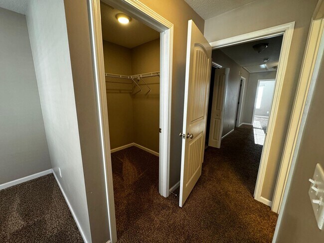 Building Photo - Highly Desirable Richmond Hill Townhome with 3 Bedroooms