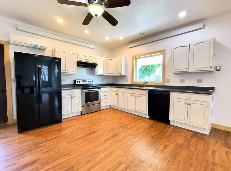 Building Photo - 504 Decorah Ave