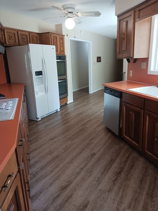 Building Photo - Charming 4BR/2.5BA Retreat on 2 Acres-Available Now!