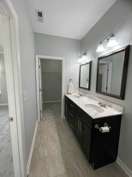 Building Photo - 1605 Villa Cir