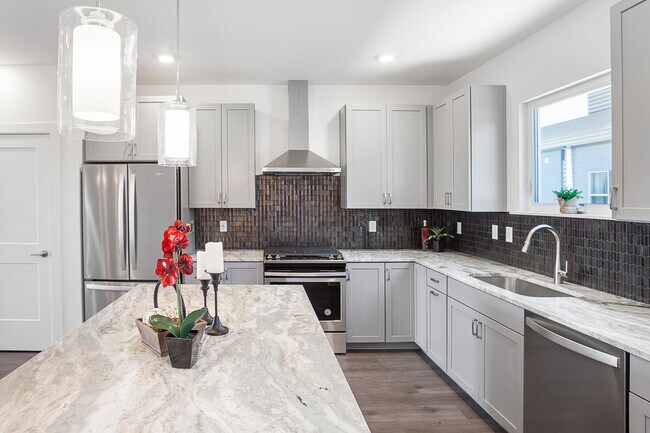 Granite Countertops - 727 N Illinois St