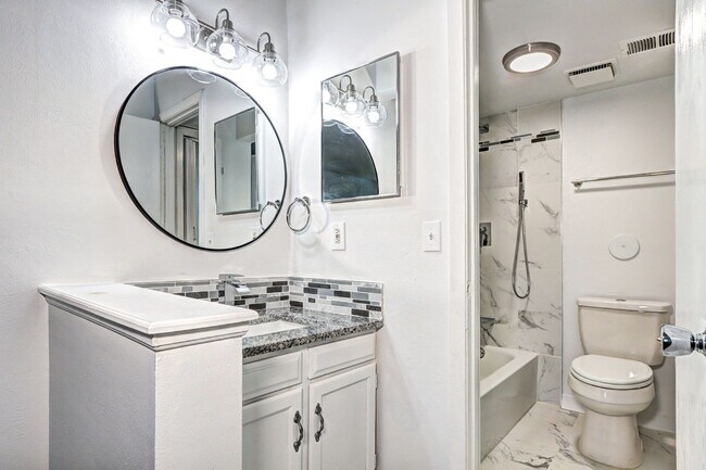 Building Photo - 2 bed 1 bath Condo in Victoria Crossing II