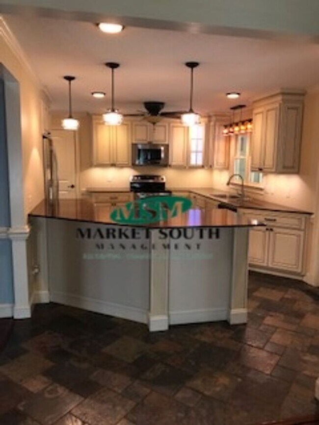 Building Photo - SOUTHBRIDGE BEAUTY- AVAILABLE NOW!