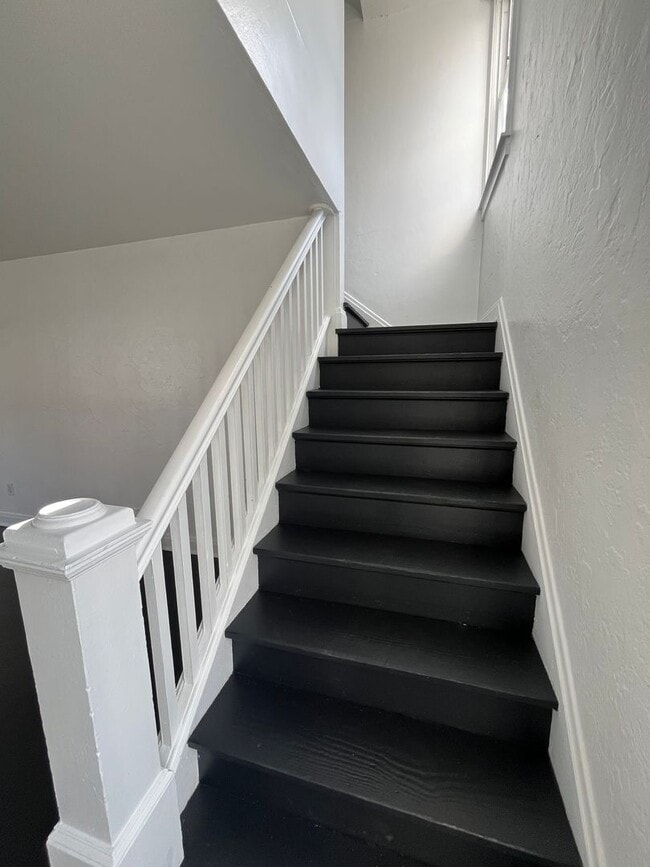 Building Photo - Three Bedroom Single Family House