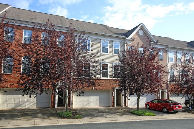 Primary Photo - Spacious Glenwood Station Townhouse (Appli...