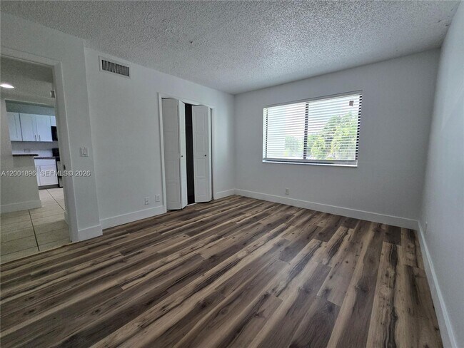 Building Photo - 310 Racquet Club Rd
