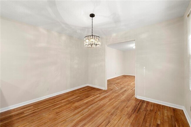 Building Photo - 552 Duke Dr