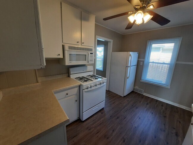 Building Photo - 3 bedroom home with covered patio and garage!