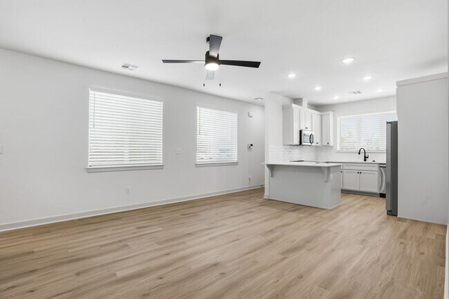 Building Photo - 3 Bed | 2 Bath Luxury Duplex