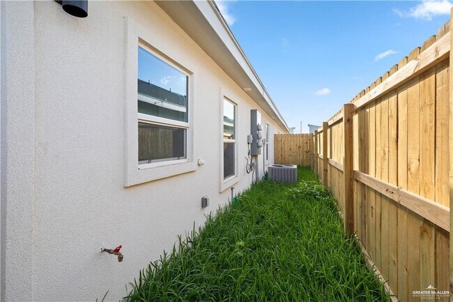 Building Photo - 405 N Onyx Ave
