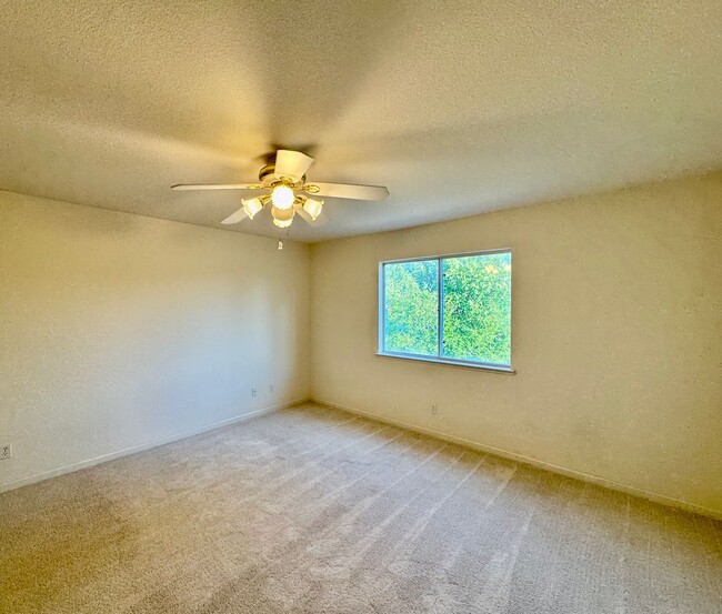 Building Photo - Huge 4 Bedroom + Den, 3 Bath Southside Hom...