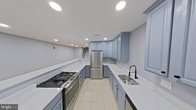 Building Photo - 1831 W Diamond St