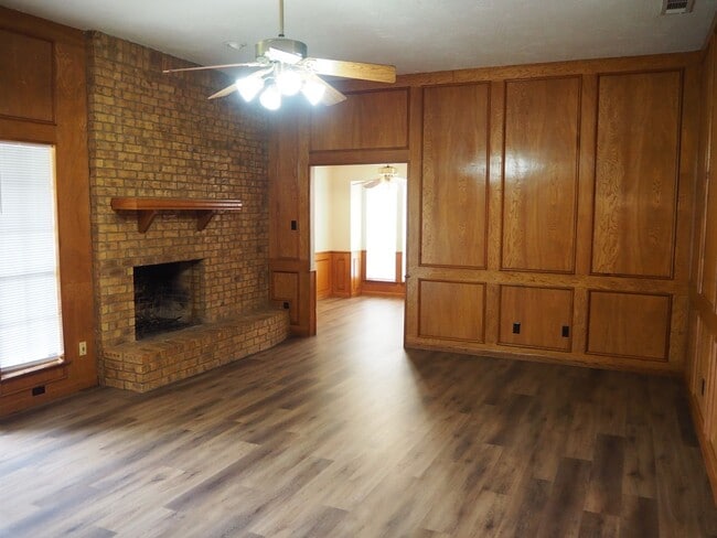 Building Photo - 1934 Maxwell Dr