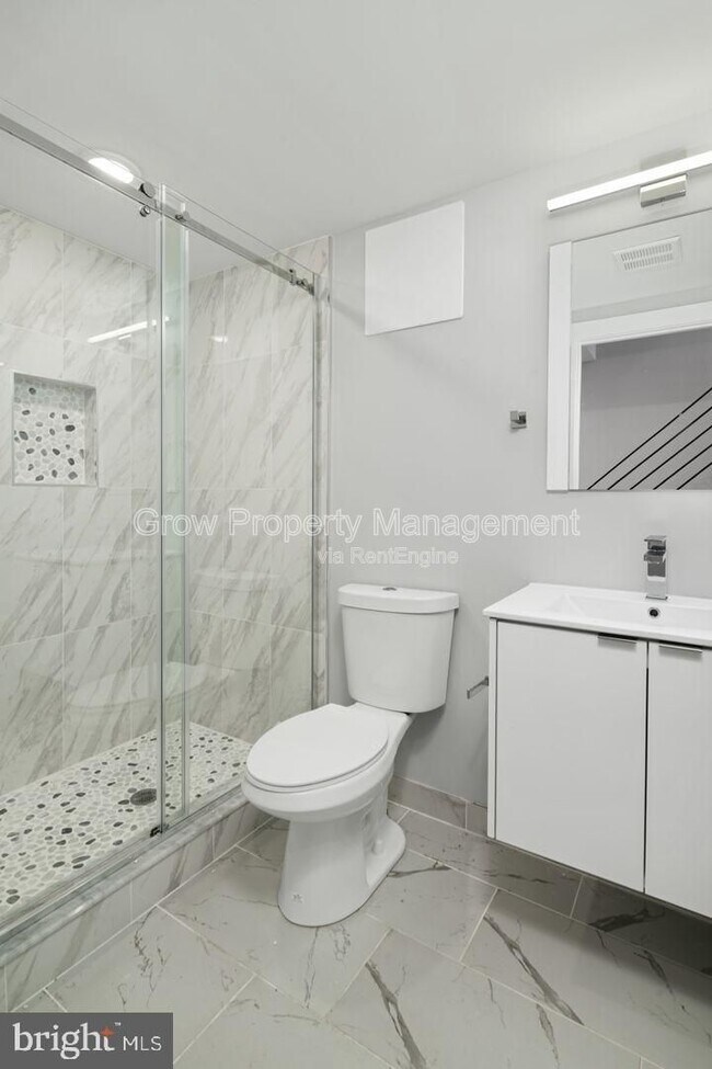 Building Photo - 1904 E York St