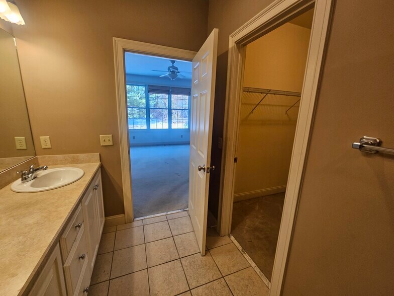 Building Photo - 359 Main St