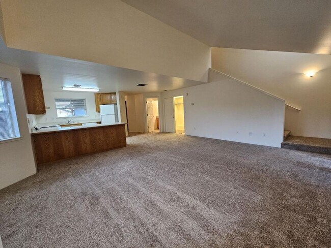 Building Photo - 1318 Golden Park Dr