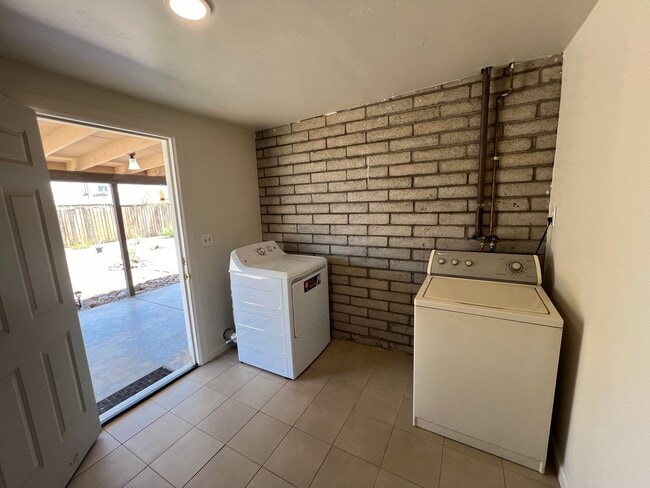 Building Photo - 5981 N Sebba Pl