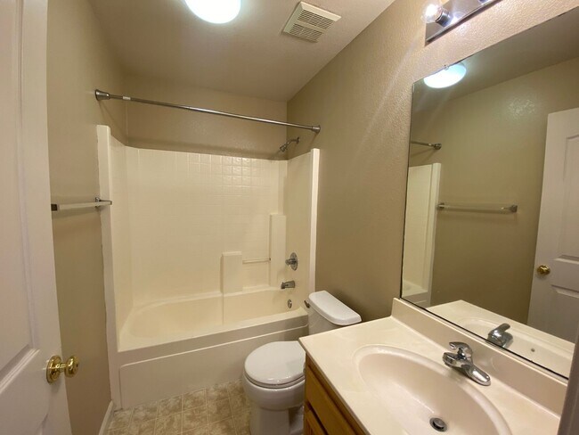 Building Photo - Cozy 3 Bedroom With A Large Den!