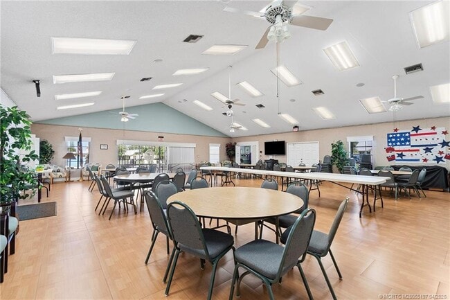 Building Photo - 7711 SE Sugar Sand Cir