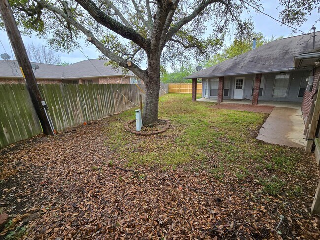 Building Photo - Bryan - 3 Bedroom - 2 Bath home with garag...