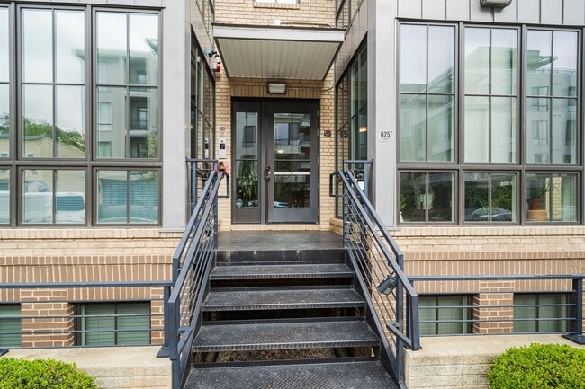 Building Photo - Stylish 2BR/2BA Bi-Level Condo with Private Roof Deck and Covered Parking!