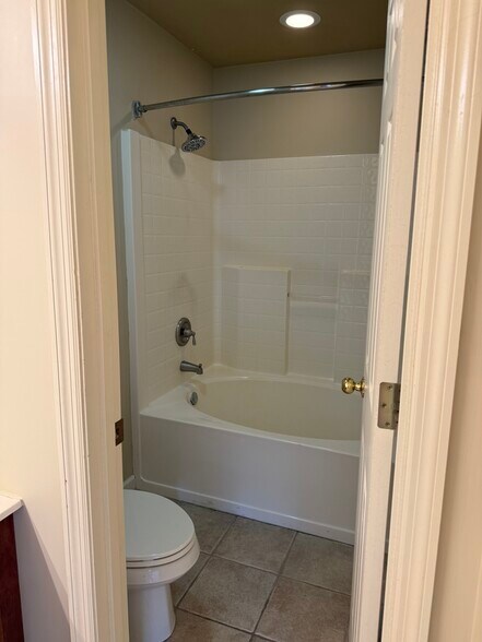 Garden tub/shower - 10724 Prince Albert Way