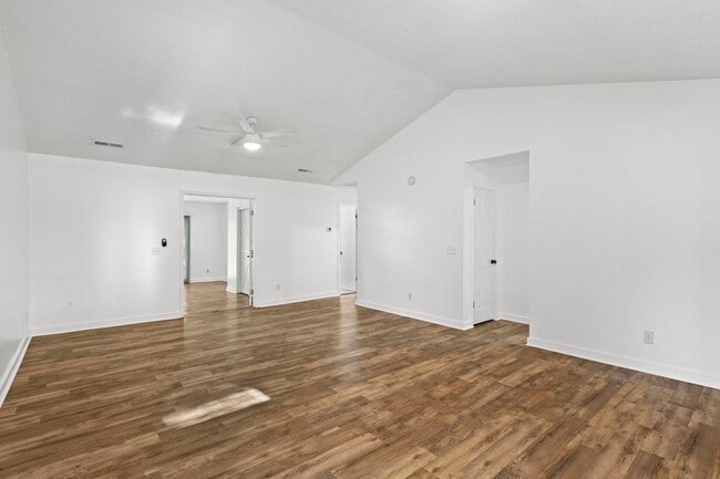 Building Photo - 3 Bedroom Home in Wilmington with a fenced yard and garage!