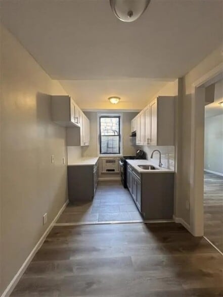 Building Photo - 25 Van Velsor Pl