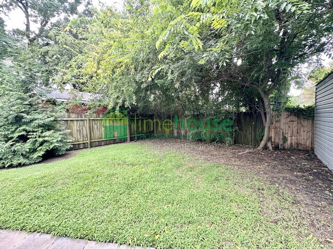 Building Photo - 2835 Somme Ave
