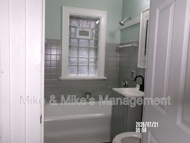 Building Photo - 403 N 61st St