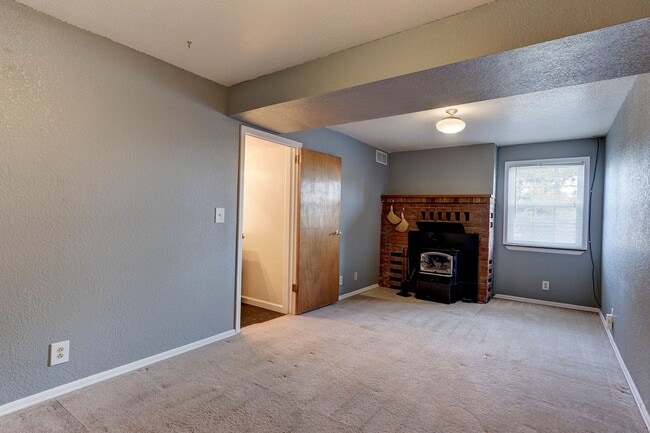 Building Photo - Charming 3 bedroom home near NAS Whidbey