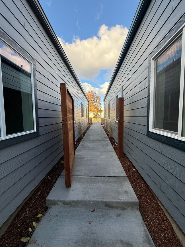 Building Photo - 3710-3712 E Liberty