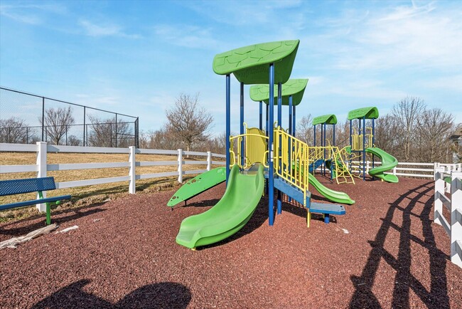 Building Photo - Avaible now, 3B/2.5B Townhome in Whiteland Woods!