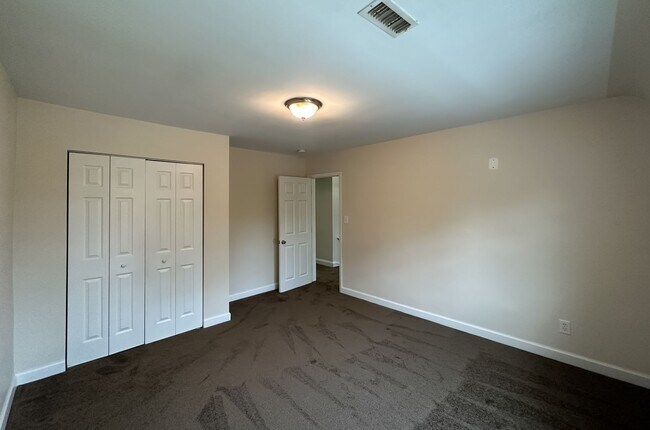 Building Photo - Charming 3Bedroom/1Bathroom in Cameron Vil...