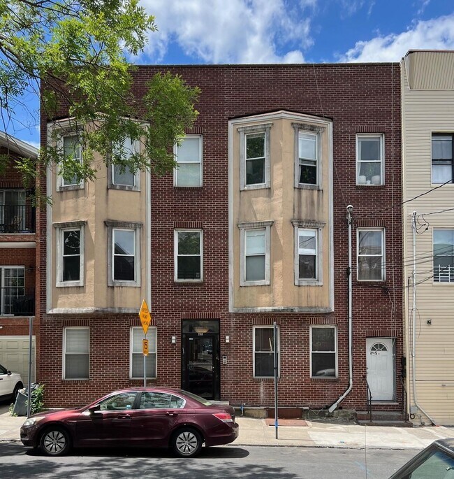 Building Photo - 243 Pearsall Ave