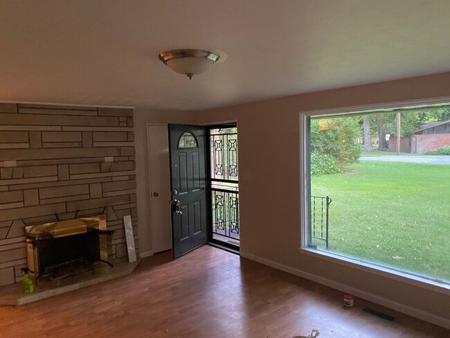 Building Photo - Gorgeous 2 bedroom1 bathoom mid-centutry r...