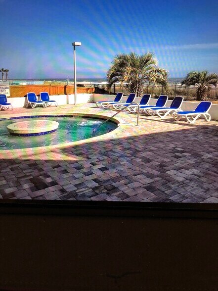 Outdoor 30 people hot tub - 1905 S Ocean Blvd