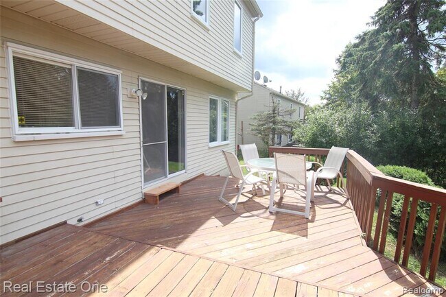 Building Photo - 5590 Greenbriar Dr