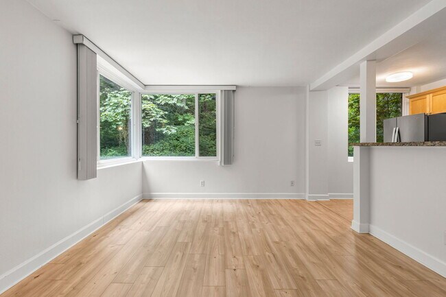 Building Photo - 1205 SW Cardinell Dr