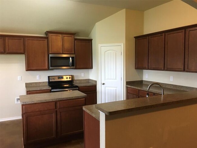Building Photo - Wonderful 3/2/2 with covered patio! Close ...
